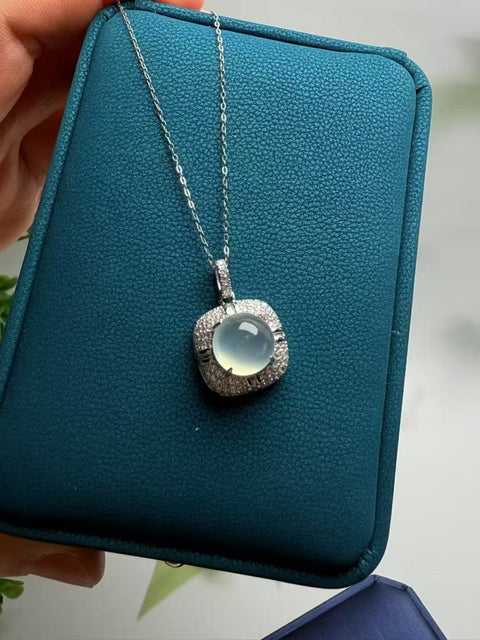 Kalung dari perak 925 dengan batu giok alam berbentuk kotak kecil di atas es, ukuran 10mm, sudah termasuk ongkos kirim dan pajak.