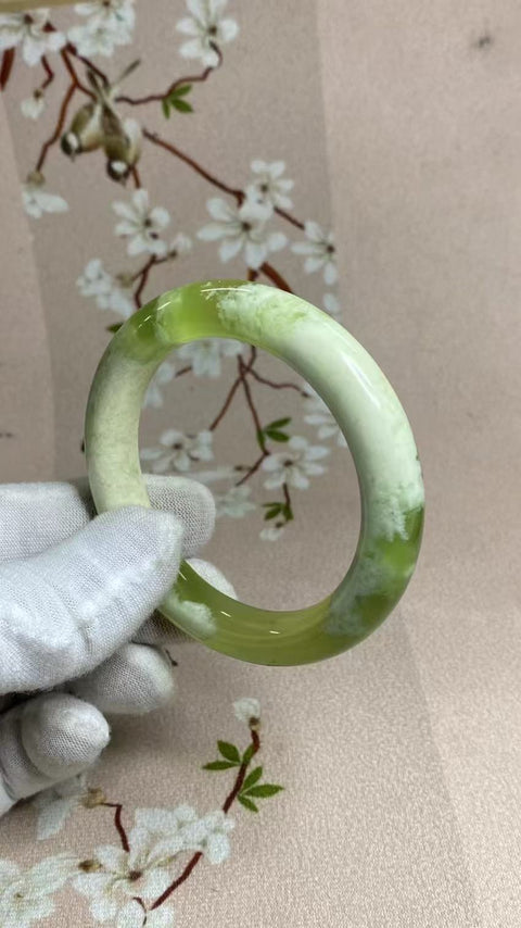 Gelang Milkcap Cui Jade Tsingti Giok Alami Ukuran 55-57mm Ukuran 56.1mm Lebar Samping 11.6mm Batu giok terbentuk secara alami Pola acak Pengiriman dan pajak sudah termasuk.