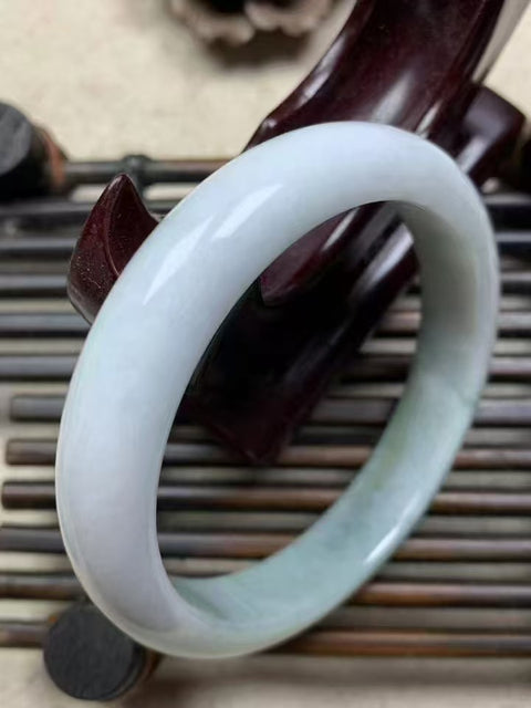 Gelang barang dari batu giok alami Ukuran 57.5 * 12.1 * 7.8mm Batu giok terbentuk secara alami Pola acak Termasuk pajak pengiriman