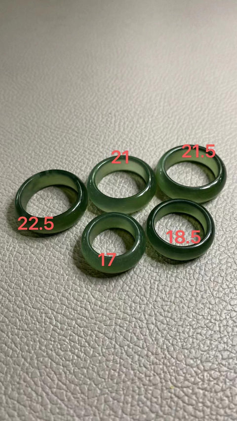 Ukuran Cincin Hijau Penuh Giok Cui Alami Seperti yang Ditunjukkan Giok bersih, halus dan hangat Lebar 7,6 mm Sudah termasuk pajak pengiriman