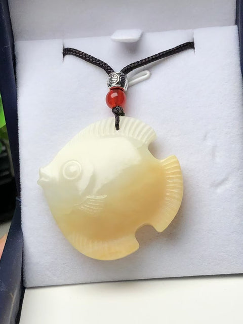 Liontin Ikan Giok Bunga Giok Giok Alami Ukuran 39 * 39 * 9.6mm Bentuknya lucu dan hidup Sangat direkomendasikan sebagai hadiah untuk teman Anda dan simpan untuk diri Anda sendiri Pengiriman dan pajak sudah termasuk!
