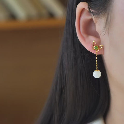 2876-2 Anting Kupu-kupu Giok Hetian Giok Alami Ukuran 8 * 8mm Giok baik-baik saja dan hangat, gaya yang indah sudah termasuk pajak pengiriman.