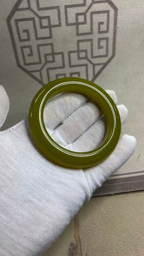 Gelang giok Xiuyan berbentuk alpukat yang indah, diameter dalam: 58mm, lebar tepi: 13,4mm, termasuk biaya pengiriman dan pajak.