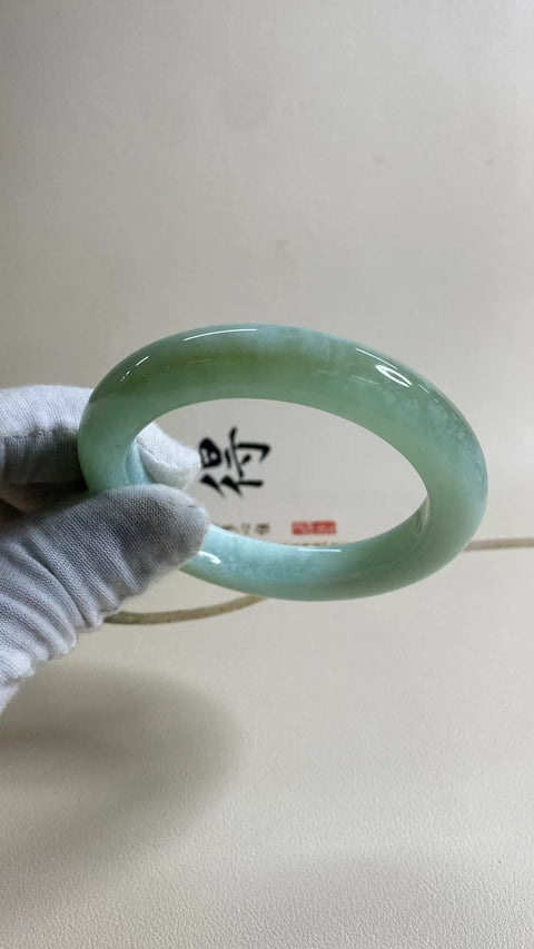 Gelang Jelly Celadon Alami Ukuran 59-61mm Ukuran 60.4mm Lebar Sisi 12.5mm Batu giok semuanya terjadi secara alami Pola acak Pajak pengiriman sudah termasuk.