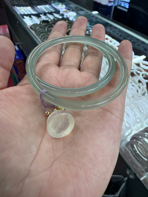Gelang batu akik hijau muda alami Warna dan gaya yang indah Cocok untuk saudara perempuan peri Ukuran 52-61mm & sudah termasuk pajak pengiriman