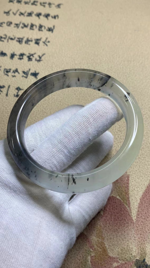 Gelang Es Giok Cui Giok Abu-Abu Alami Ukuran 61-63mm Ukuran 62.6mm Lebar Sisi 13.4mm Giok ini terbentuk secara alami dan polanya acak Sudah termasuk pajak pengiriman.