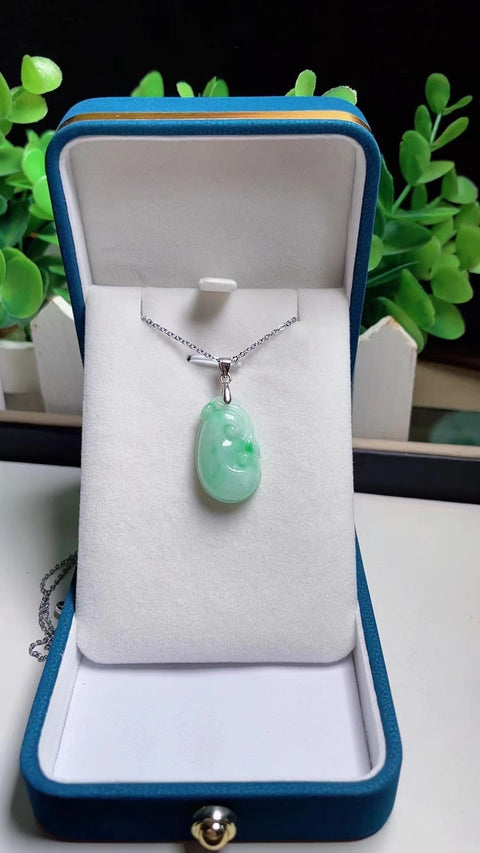 Kalung Jadeite alami Bahan pit tua Warna khusus Bahan dasar yang halus dan hangat Ukuran 2,5 * 1,6 * 0,5 mm Terbuat dari perak 925 perak Sudah termasuk pajak pengiriman.