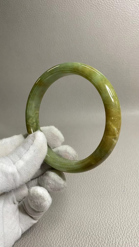 Gelang Giok Giok Bunga Giok Cui & Gelang Giok Cui&nbsp; Ukuran 62-64mm Ukuran 63.2mm Lebar Sisi 12.3mm Giok ini semuanya muncul secara alami dan polanya acak Termasuk ongkos kirim dan pajak.