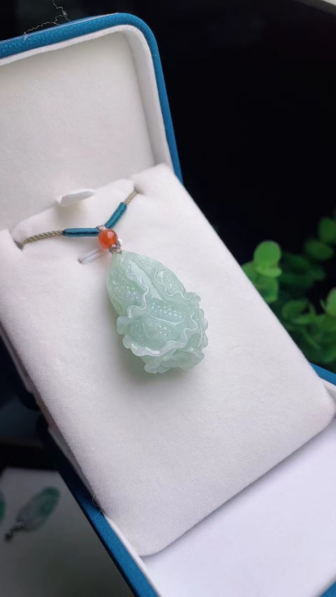 Liontin Kubis Jadeite a-barang-barang alami Ukiran tangan murni Ukuran 3.2 * 2.1cm Giok adalah batu giok yang lembut dan hangat dengan pola yang indah Pajak pengiriman sudah termasuk.