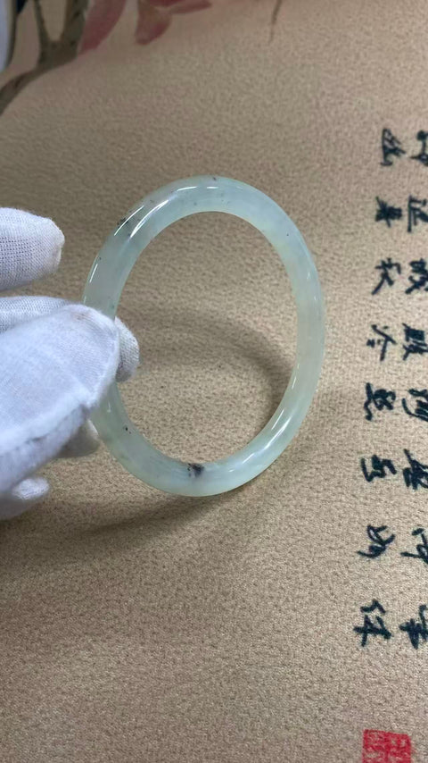 Batangan kecantikan tinta es giok Xiuyan yang indah, diameter 59,5mm, batu alam dihasilkan secara alami, polanya acak, termasuk pajak pengiriman