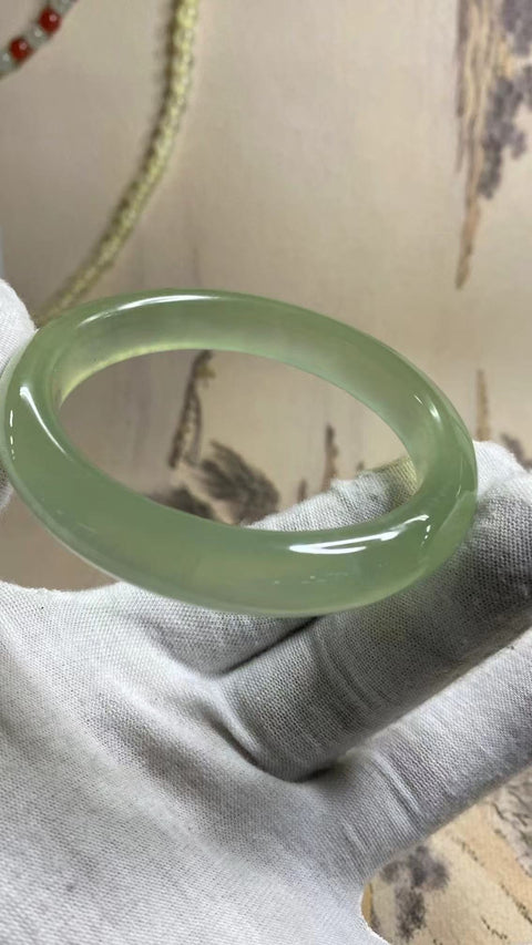 Gelang Giok Giok Cui Fine Jade Ice Green Ukuran 57-59mm Ukuran 58.7mm Lebar Sisi 12.2mm Giok ini terbentuk secara alami dan polanya acak Sudah termasuk pajak pengiriman.