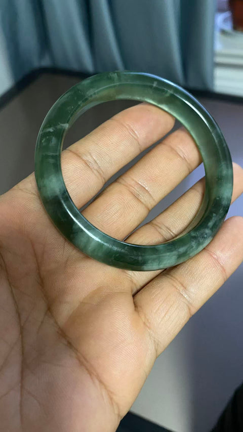 Gelang giok Xiuyan yang indah, bahan 180 mm dengan urat hijau mengambang, diameter 57,6 mm, lebar tepi 11,7 mm. Semua batu terbentuk secara alami; pola acak. Biaya pengiriman dan pajak sudah termasuk
