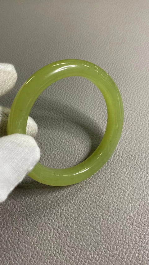 Gelang Giok Ciu Alami Ukuran 58-60mm Ukuran 59.9mm Lebar Sisi 10.6mm Giok terjadi secara alami Pola acak Pengiriman dan pajak sudah termasuk.