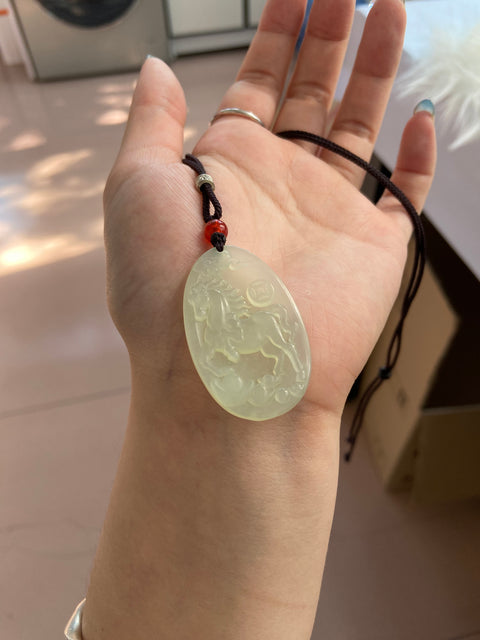 Giok Giok Kuda Giok Cui Giok alami bersih, halus dan hangat Ukuran 23,2 * 38,3 mm Pengiriman dan pajak sudah termasuk.