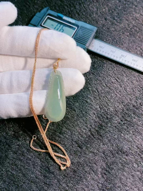 Kalung Jadeite Fugua Alami Pengaturan Emas 18k Ukuran 35.9 * 14.5 * 6mm Warna yang indah Sudah termasuk pajak pengiriman.