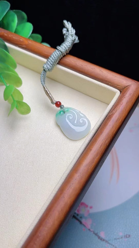Liontin Ruyi Jadeite a-barang-barang alami Bahan lubang tua Bagian bawah halus dan hangat, penuh dengan kepala air Ukuran 2.4 * 1.6 Pola yang indah Termasuk pengiriman dan pajak