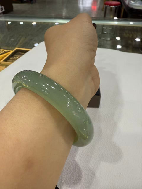 Gelang giok Xiuyan yang indah, diameter dalam: 58mm, lebar samping 12,8mm, batu alam dihasilkan secara alami, polanya acak, termasuk pajak pengiriman