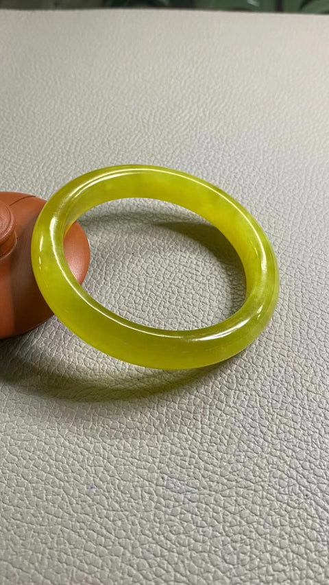 Gelang Bunga Emas Kuning Giok Halus, kaliber 56-58mm ukuran 57.7mm lebar 11.6mm Giok secara alami berpola acak sudah termasuk pajak pengiriman