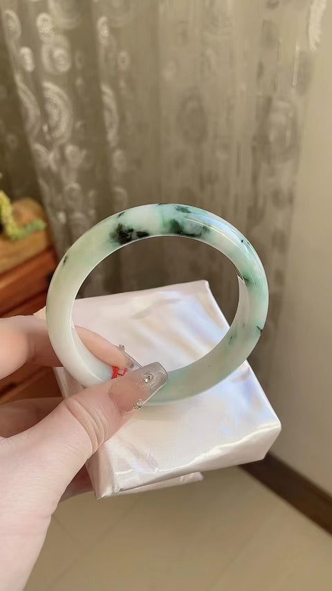 Gelang Jadeite Alami Bahan Pit Tua Dasar halus dan hangat Gaya elegan dan elegan Ukuran 62.6mm Batu giok terbentuk secara alami Pola acak Sudah termasuk pajak pengiriman.