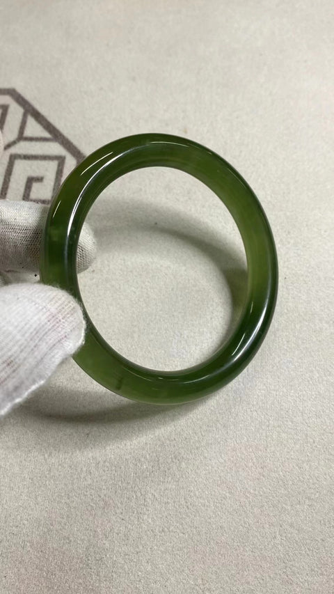 Gelang Fluorescent Hijau Penuh Giok Cui Jade Alami Ukuran 59-61mm Ukuran 60.5mm Lebar Sisi 11mm Giok terjadi secara alami Pola acak Pengiriman dan pajak sudah termasuk.