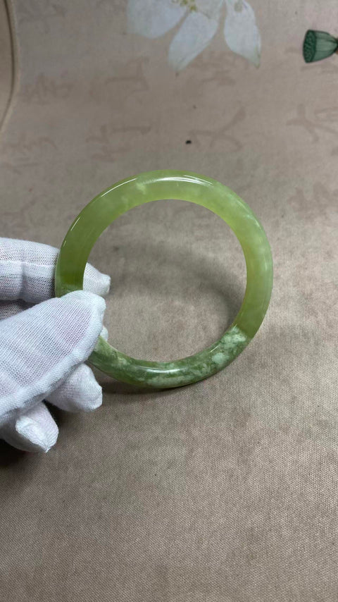Gelang giok Xiuyan yang indah, diameter dalam: 54,8 mm. Batunya terbentuk secara alami, dan polanya acak. Biaya kirim dan pajak sudah termasuk.