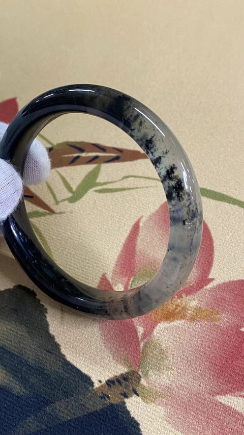 Gelang Percikan Tinta Ice Breed Giok Cui Jade Alami Ukuran 59-61mm Ukuran 60.3mm Lebar Sisi 11.7mm Giok semuanya terjadi secara alami Pola acak Pajak Pengiriman sudah termasuk.