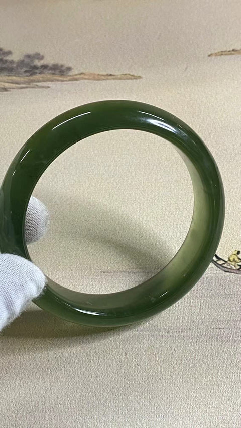 Gelang Bahan Fine Jade 180 Ukuran 62-65mm Ukuran 63.1mm Lebar Sisi 16mm Batu giok terjadi secara alami Pola acak Termasuk pajak pengiriman.
