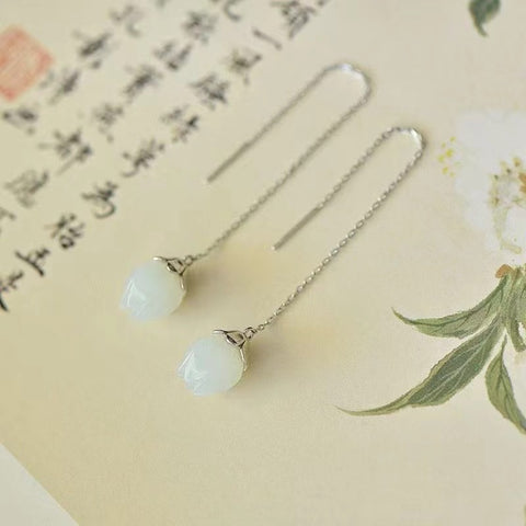 Anting-Anting Mawar Giok Hetian Alami 2012 yang terbuat dari 925 Perak; Gioknya bersih, halus dan hangat, serta gayanya yang indah dan apik.
