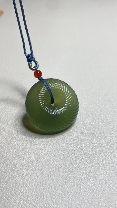 Liontin Perdamaian Spiral Giok Cui Giok Alami & nbsp; Ukuran 27 * 9mm Giok halus dan hangat, dengan pola yang indah Sudah termasuk pajak pengiriman.
