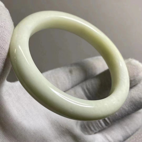 Gelang Batu Giok Ciu Alami Gelang Biru Porselen Putih Batu giok bersih, halus dan hangat Biru Putih Ukuran 62-64mm Ukuran 63.2mm Lebar 12.8mm Batu giok terbentuk secara alami Pola acak Sudah termasuk pajak pengiriman.