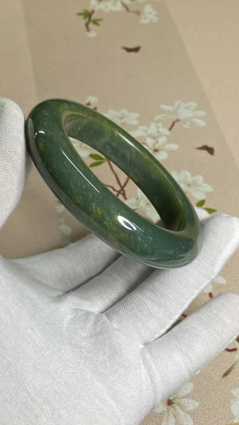 Gelang Gelang Giok Bunga Giok Cui Alami Ukuran 59-61mm Ukuran 60.6mm Lebar Sisi 14mm Giok adalah Pola Bunga yang muncul secara alami Acak Sudah termasuk pajak pengiriman.