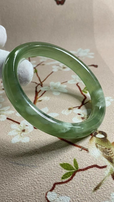 Gelang Bahan Giok Cui Alami 180 Ukuran Gelang 59-61mm Ukuran 60.3mm Lebar Sisi 10.9mm Giok terbentuk secara alami Pola acak Pengiriman dan pajak sudah termasuk.