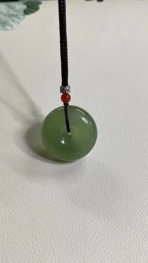 Liontin Damai Hijau Giok Cui Giok Alami Ukuran 25 * 12.5mm Kualitas giok halus dan hangat, gaya yang indah Sudah termasuk pajak pengiriman.