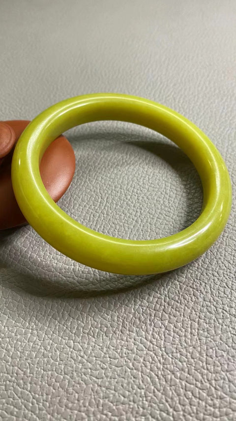 Gelang Giok Giok Emas Cui Giok Alami Ukuran 63-65mm Ukuran 64.5mm Lebar Sisi 12mm Giok ini semuanya terjadi secara alami Pola acak termasuk pajak pengiriman