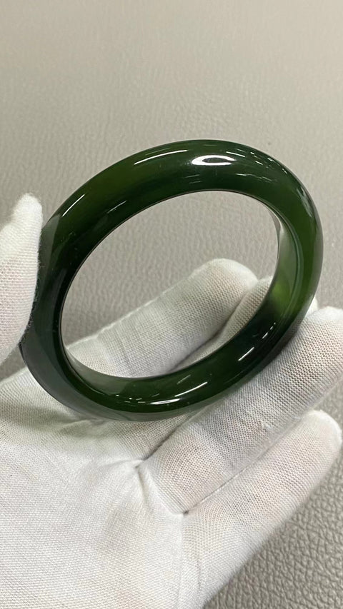 Gelang Hijau Penuh Giok Cui Alami Ukuran 56-58mm Ukuran 57.6mm Lebar Sisi 12.1mm Giok terjadi secara alami Pola acak Pengiriman dan pajak sudah termasuk.