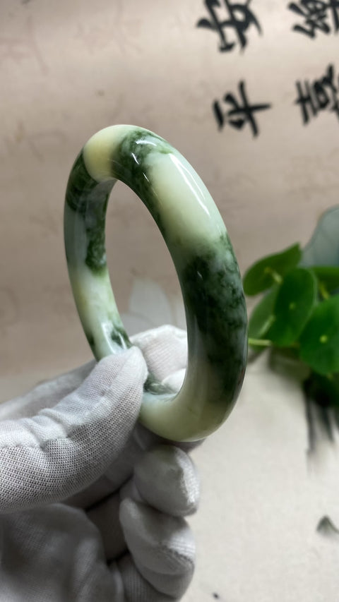 Gelang giok Xiuyan yang indah dengan rona hijau pekat yang tampak "berminyak". Diameter dalam 56,5 mm, lebar sisi 11,6 mm. Semua giok terbentuk secara alami, gratis ongkos kirim dan pajak.