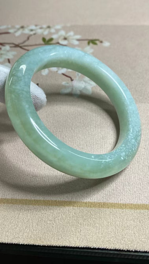 Gelang Es Batu Giok Cui Giok Abu-abu Alami Ukuran 59-61mm Ukuran 60.3mm Lebar Sisi 12.4mm Batu giok terbentuk secara alami Pola acak Pengiriman dan pajak sudah termasuk.