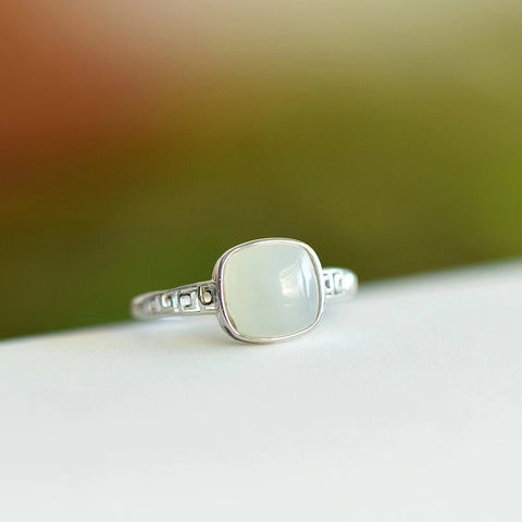 Cincin Giok Hetian Alami yang terbuat dari perak 925, giok yang bersih, halus dan hangat, gaya baru, ukuran 8 * 8mm, sudah termasuk ongkos kirim dan pajak.