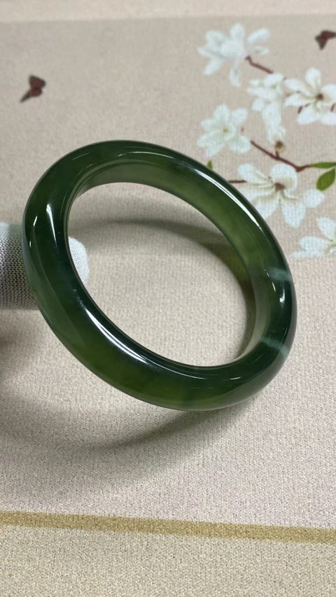 Gelang Bahan Giok Cui Alami 180 Ukuran Gelang 53-55mm Ukuran 54.7mm Lebar Sisi 11.6mm Giok terbentuk secara alami Pola acak Pengiriman dan pajak sudah termasuk.