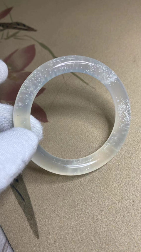 Gelang Badai Salju Giok Cui Giok Alami Es Tembus Fluoresen Ukuran 54-56mm Ukuran 55.6mm Lebar Sisi 10.4mm Giok muncul secara alami Pola pengiriman acak Pajak pengiriman sudah termasuk.