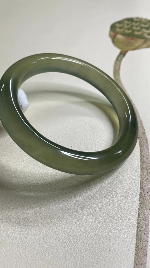 Gelang Es Giok Cui Giok Abu-Abu Alami Ukuran 61-63mm Ukuran 62.1mm Lebar Sisi 11.6mm Giok ini terbentuk secara alami dan polanya acak Sudah termasuk pajak pengiriman.