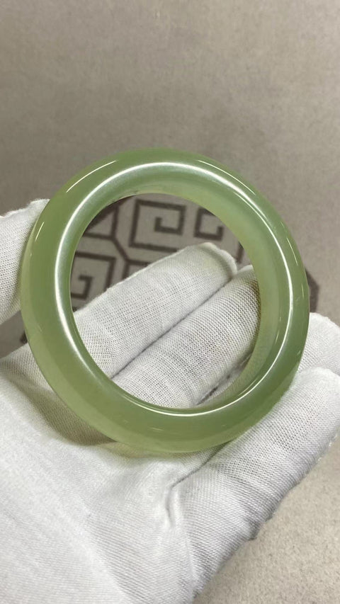 Gelang Giok Cui Halus Ukuran 57-59mm Ukuran 58.5mm Lebar 13.8mm Giok terjadi secara alami Pola acak termasuk pajak pengiriman