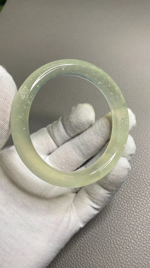 Gelang Badai Salju Bawah Es Giok Cui Fine Cui Jade Ukuran 59-61mm Berukuran 60.4mm dengan sisi lebar 12.1mm Giok terbentuk secara alami Pola acak Sudah termasuk pajak pengiriman.