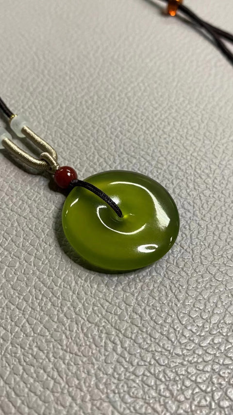 Liontin Perdamaian Giok Alami Ukuran 30 * 6.1mm Giok ini bersih, halus dan hangat, melambangkan kedamaian dan ketenangan Pengiriman dan pajak sudah termasuk.