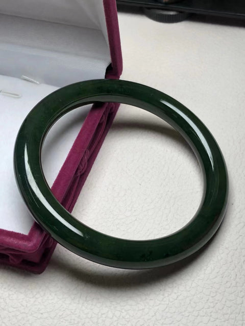 Gelang Giok Giok Hetian Alami Ukuran 60.8mm Giok ini bersih, halus dan hangat Giok ini terbentuk secara alami Pola-polanya acak Termasuk ongkos kirim dan pajak