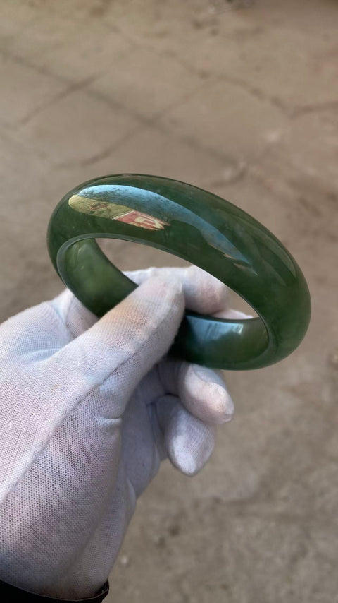 Gelang giok Xiuyan hijau penuh yang indah, diameter dalam 65,6mm, lebar samping 18,8mm, batu alam dihasilkan secara alami, polanya acak, termasuk pajak pengiriman