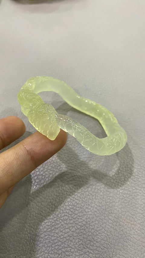 Gelang Ukiran Batu Giok Cui Alami Ukiran Tangan Ukiran Tangan Ukuran 59-61mm Ukuran 60.2mm Lebar Samping 11.6mm Batu Giok semuanya terjadi secara alami Pola acak Sudah termasuk pajak pengiriman.