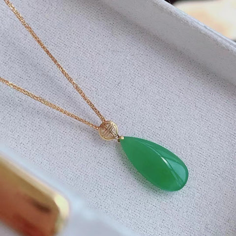 Kalung Tetesan Air Mata Hijau Jasper Apel Alami Ukuran 8 * 15mm Giok bersih dan halus serta pengaturan emas 18k yang hangat Pajak pengiriman sudah termasuk.