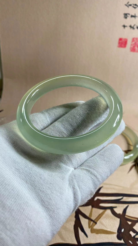 Gelang Es Kuba Hijau Giok Halus yang Sangat Indah Ukuran 58-60mm Ukuran 59.8mm Lebar Sisi 11.2mm Giok ini terbentuk secara alami dan polanya acak Sudah termasuk pajak pengiriman.