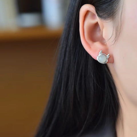 925 Anting-anting Tanduk Naga dengan permukaan telur dari giok perak dan giok Hetian Giok ini halus dan hangat, serta gayanya baru dan apik. Sudah termasuk pajak pengiriman.